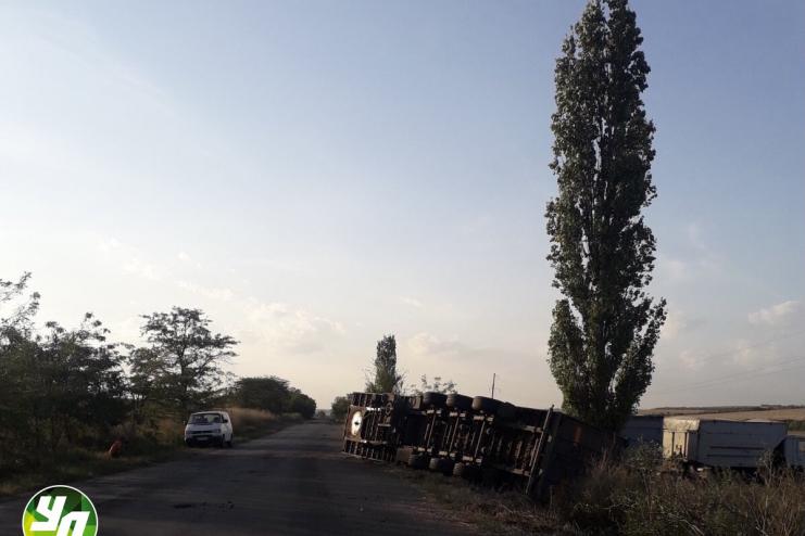 Возле Тарутино перевернулась фура 